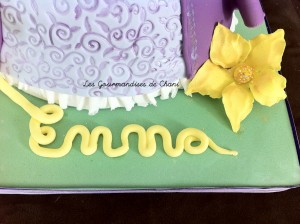 Gâteau Raiponce, détail fleur d'or et prénom
