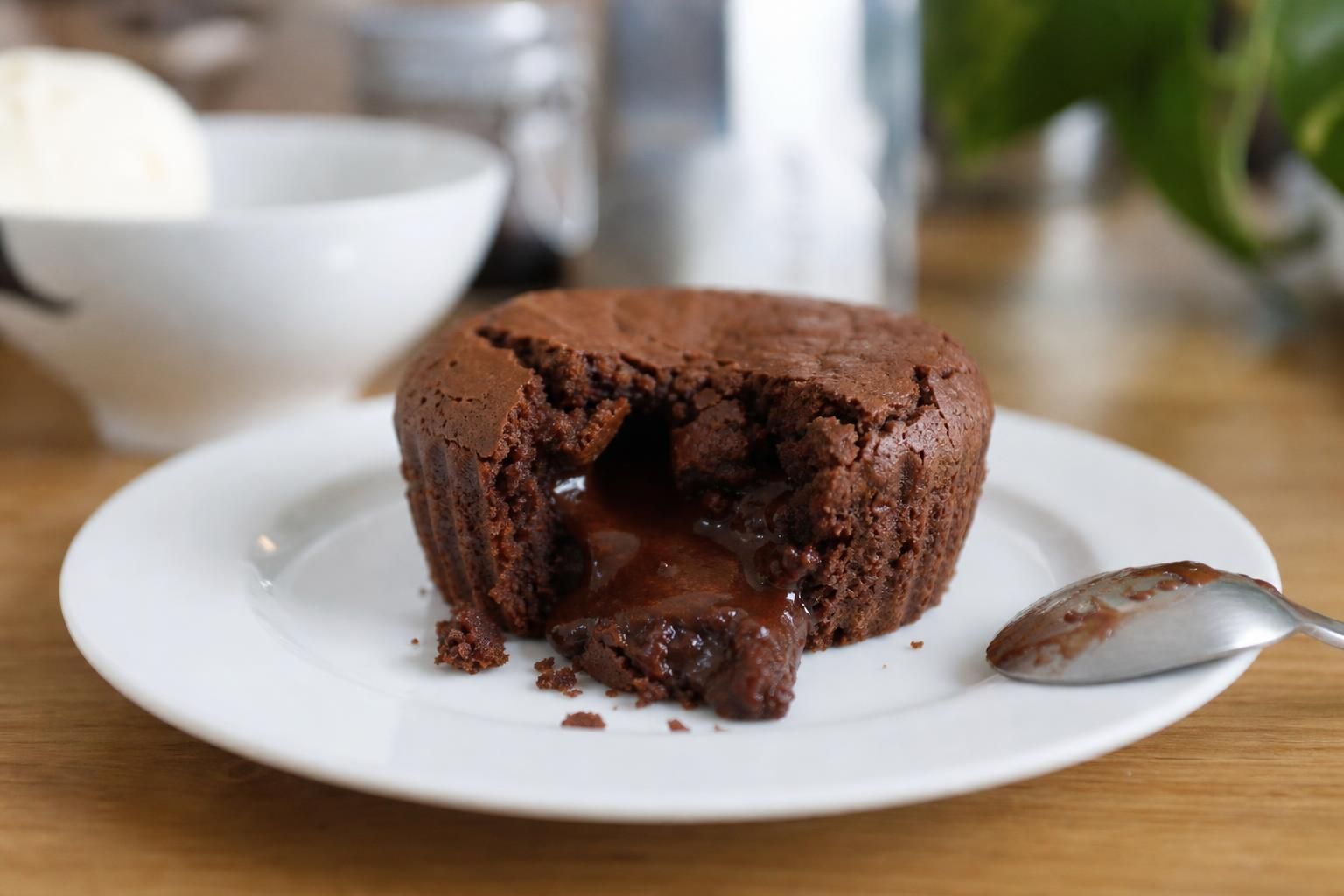 découvrez notre recette facile et rapide pour un fondant au chocolat maison, parfait pour un dessert gourmand en toute simplicité.