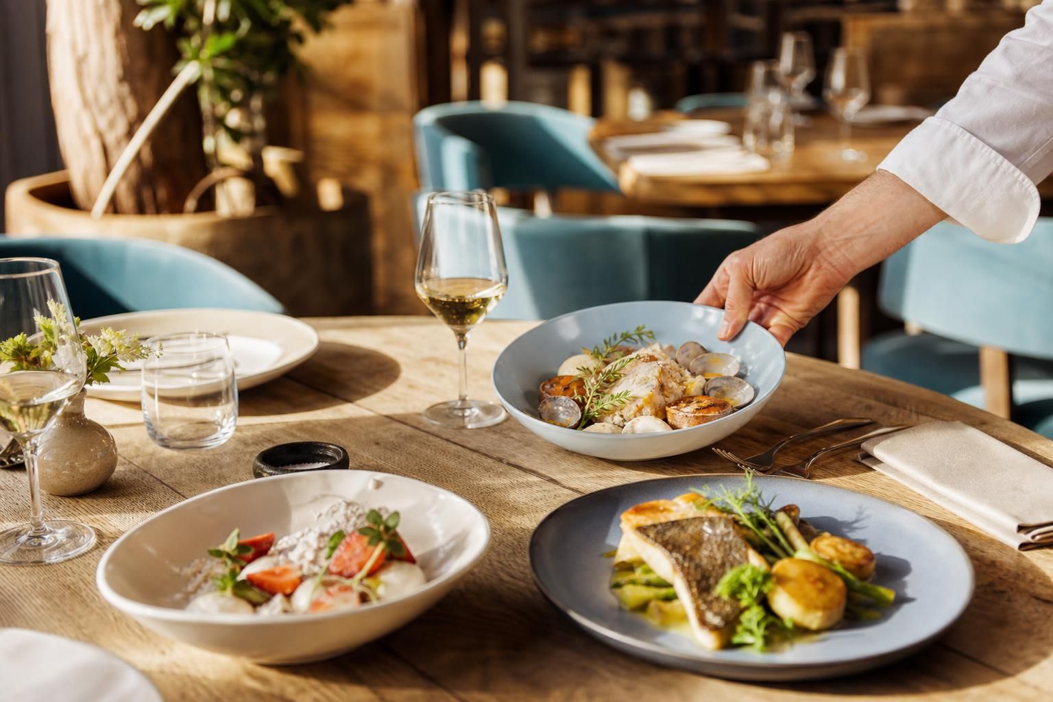 découvrez le restaurant incontournable de marseille dirigé par philippe etchebest, où passion et saveurs authentiques se rencontrent pour une expérience culinaire unique.